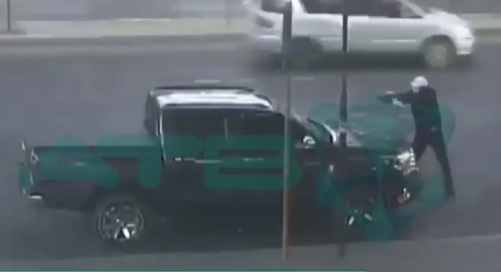 Momento exacto en el que un sicario dispar&oacute; ocho veces a una persona que se encontraba en una camioneta en el distribuidor de la Beijing el pasado martes. 
📹 Imagen de video cortes&iacute;a de ATB