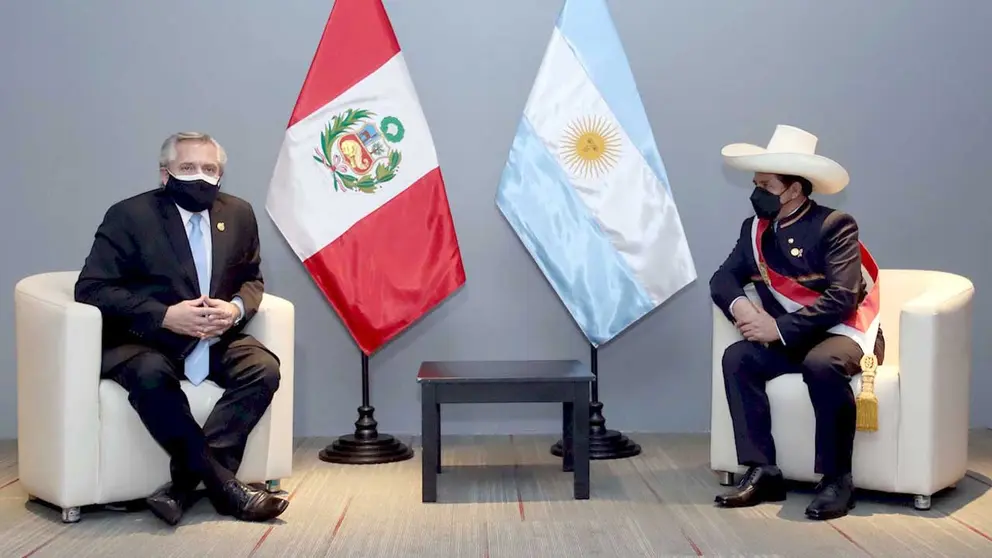 Fotografía cedida por Palacio de Gobierno de la reunión bilateral entre el presidente de Perú, Pedro Castillo (d) y su homólogo de Argentina, Alberto Fernández (i), en Lima. EFE
