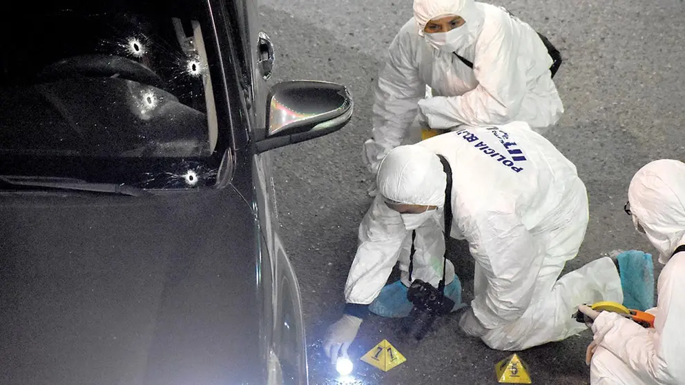 Los investigadores procesan la escena del crimen debajo del distribuidor vehicular de la Beijing, en la avenida Blanco Galindo de Cochabamba.   Dico SolÍs 