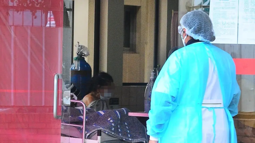 Personal atiende a pacientes en el hospital Viedma, en Cochabamba. FOTO- NOÉ PORTUGAL 