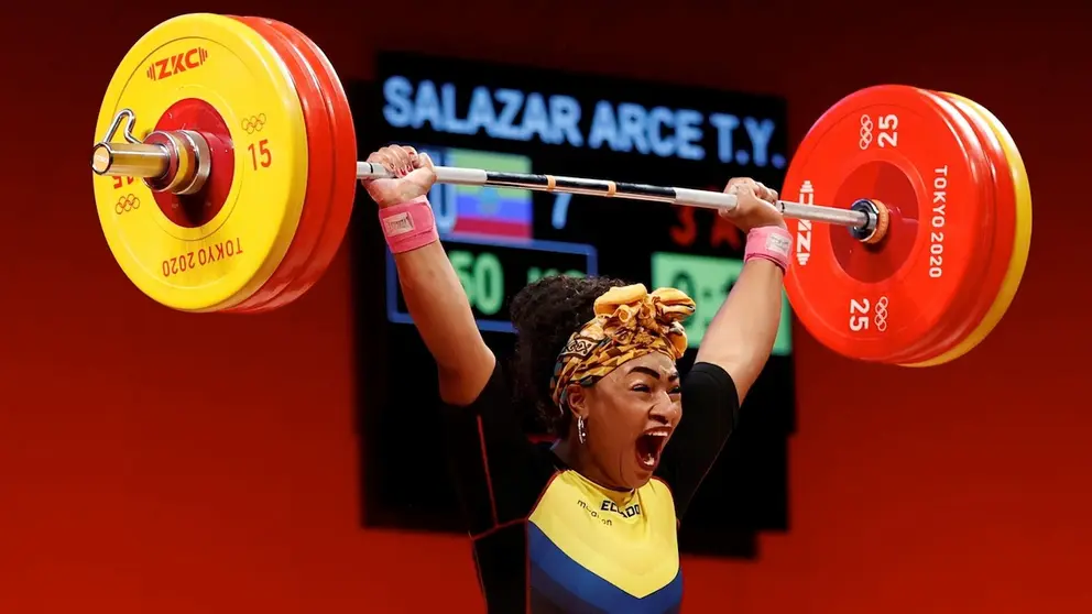 Tamara Salazar de Ecuador compite en el Grupo A de +87kg femenino de halterofilia por los Juegos Olímpicos 2020, este lunes en el Foro Internacional de Tokio (Japón). EFE