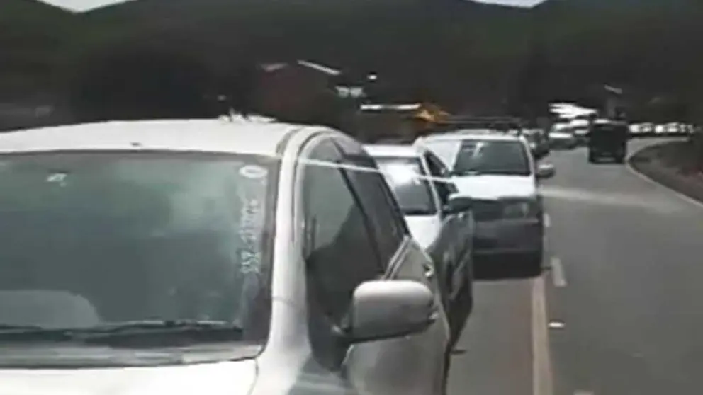 Caravana de autos que buscaba la aprobaci&oacute;n de veh&iacute;culos chutos, en agosto. Facebook