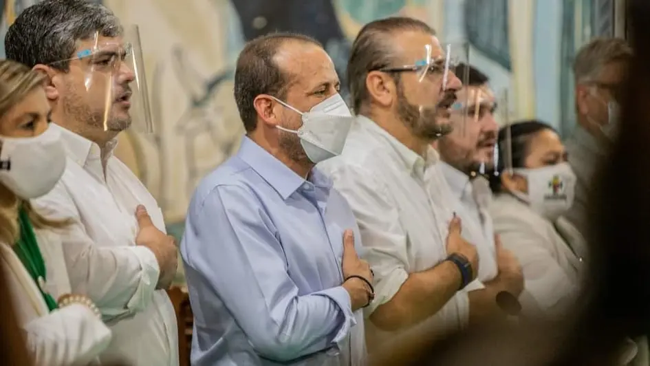 El gobernador Luis Fernando Camacho (c) junto al presidente del Comit&eacute; C&iacute;vico, Romulo Calvo. RRSS