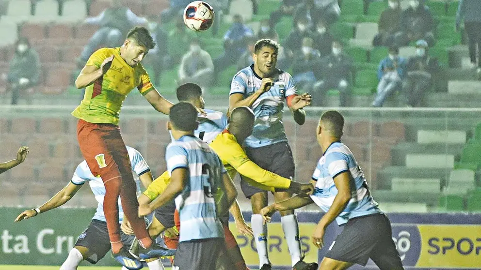 Una acción del partido que disputaron los elencos de Blooming con Palmaflor, en el Tahuichi, el viernes. APG