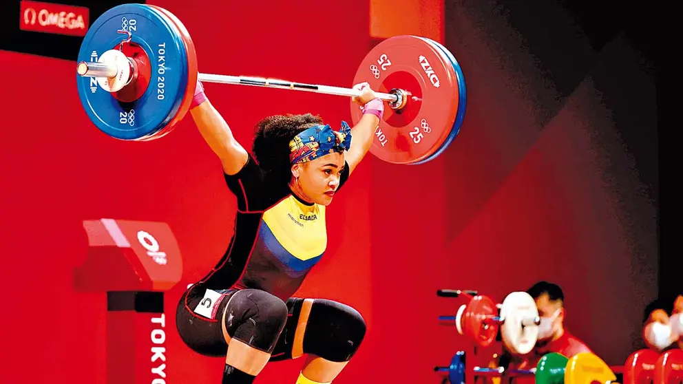 Neisi Patricia Dajomes Barrera de Ecuador durante su prueba en la final de 76 kilos femenino. EFE
