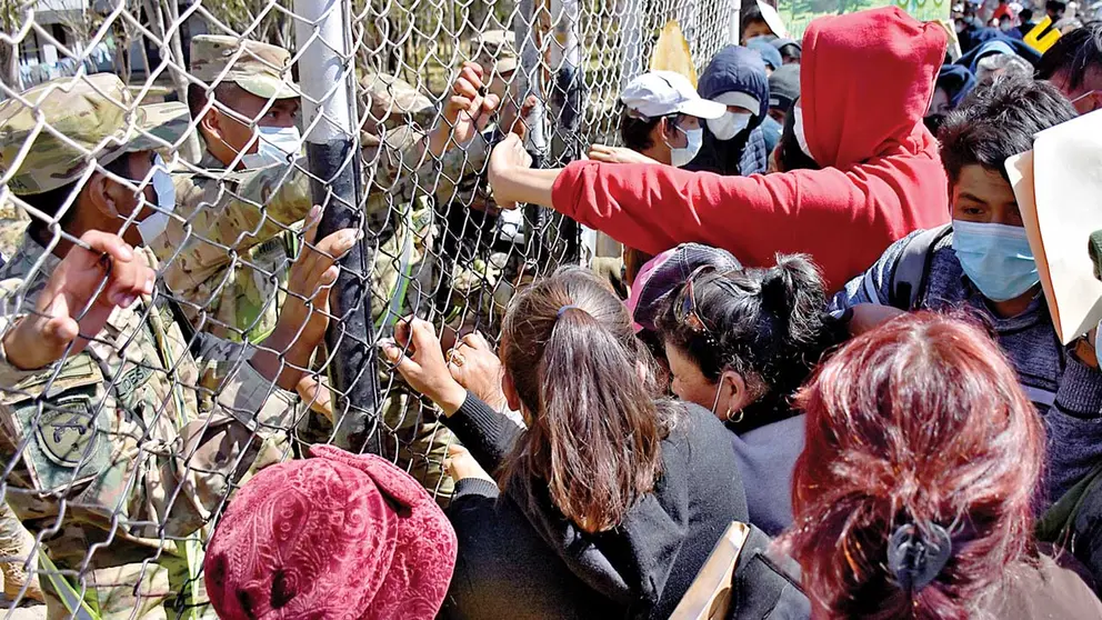 Padres de familia intentan ingresar al recinto de Cotapachi para exigir cupos. DICO SOLÍS