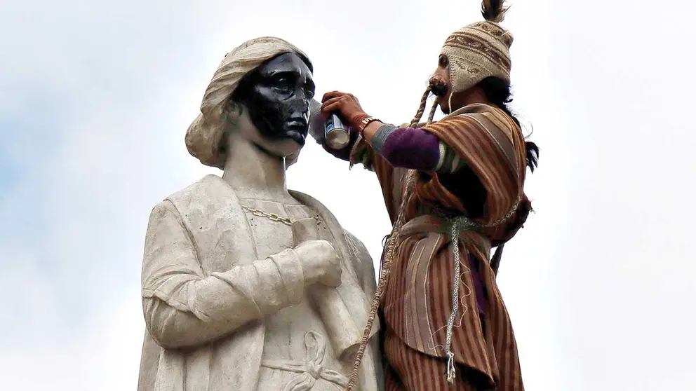 El pintado del monumento, ayer. APG