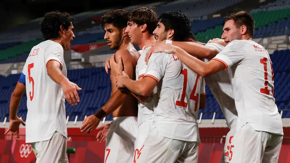 Jugadores españoles festejan con Marcos Asensio (2-i), autor del gol con que España venció 0-1 a Japón para pasar a la final del fútbol olímpico. EFE