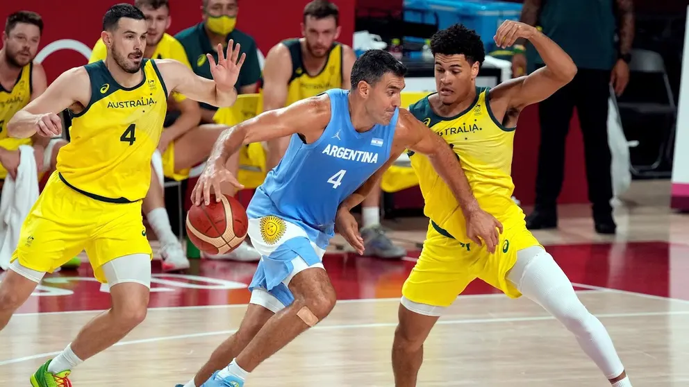 Luis Scola (c) traslada el balón en su último partido con la selección argentina de baloncesto, que cayó ante Australia por Tokio 2020. EFE