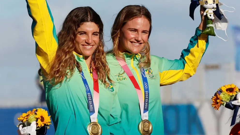 Martine Grael y Kahena Kunze de Brasil celebran la medalla de oro en la medal race de 49er FX - esquife femenino de vela durante los Juegos Olímpicos 2020, este martes en el Puerto de Veleros de Enoshima (Japón). EFE