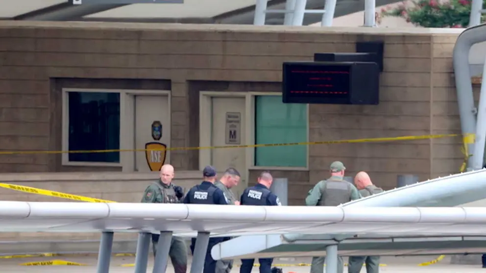 Oficiales de policía trabajan en la escena de un tiroteo en la estación de autobuses del Metro fuera del Pentágono en Arlington, Virginia, Estados Unidos, 03 de agosto de 2021. EFE