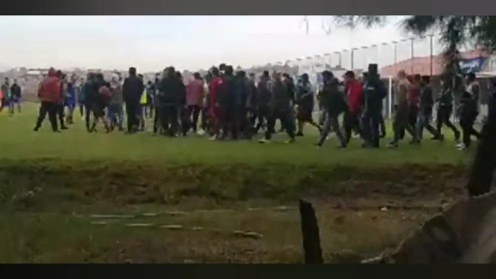 Momento exacto en que la hinchada irrumpe en el complejo de Wilstermann. Captura de video Dosis de Fútbol