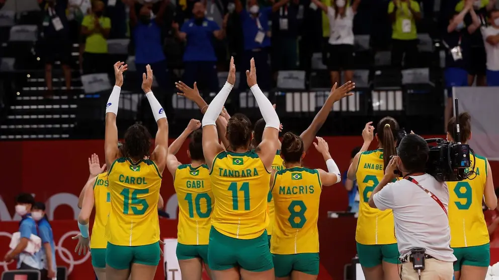 Jugadoras brasileñas festejan su clasificación a las semifinales del voleibol olímpico tras eliminar a Rusia. EFE