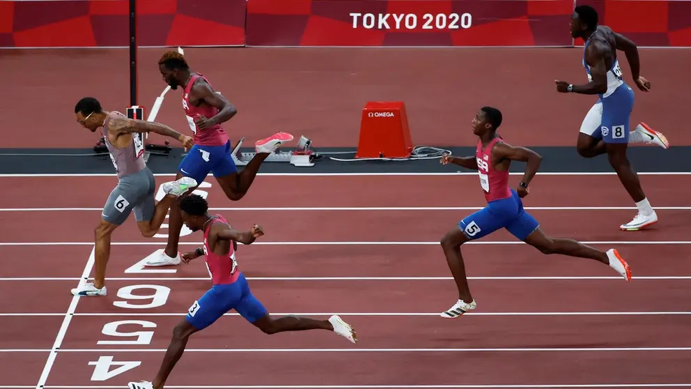 El momento exacto en que el canadiense Andre de Grasse ganó la medalla dorada tras imponerse en la prueba de los 200 metros. EFE