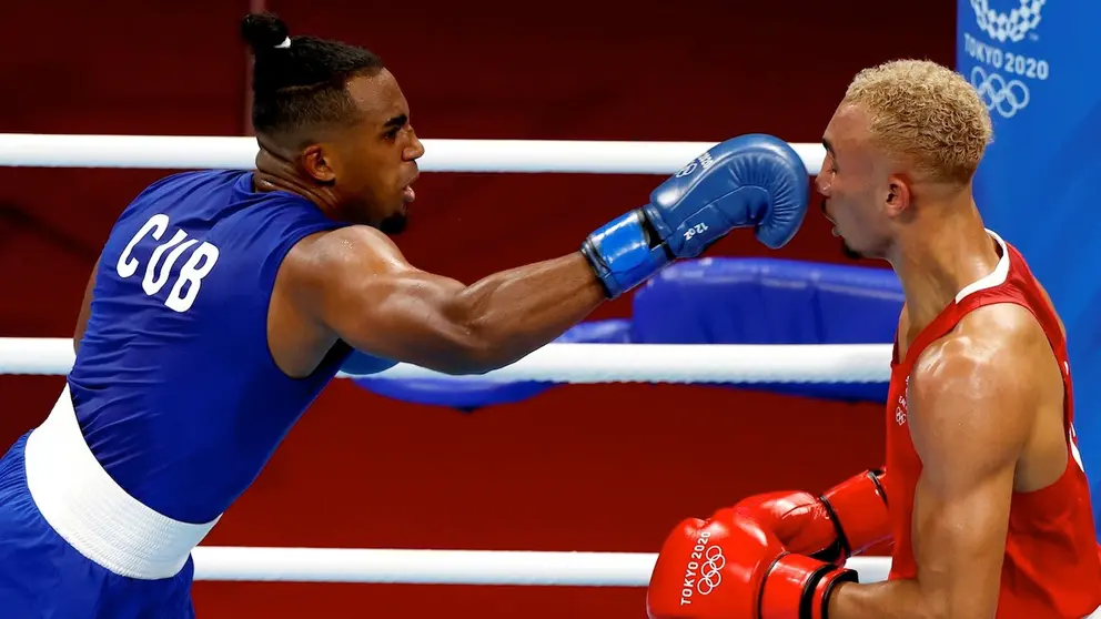 El cubano Arlen López protagoniza una acción ante el británico Benjamin Whittaker por el boxeo ol&iacute;mpico. EFE