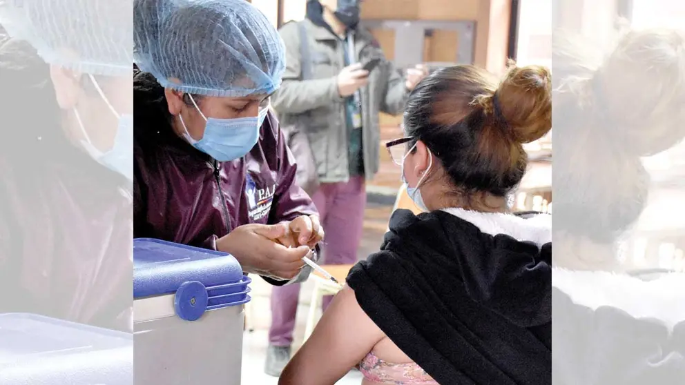 Una enfermera aplica la vacuna contra el coronavirus a una mujer. DICO SOLÍS