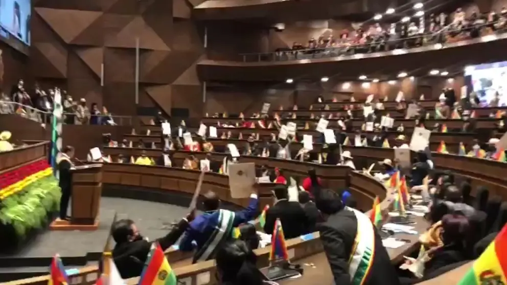 De pie, varios legisladores interrumpen la sesi&oacute;n en el Legislativo. Foto: Captura video