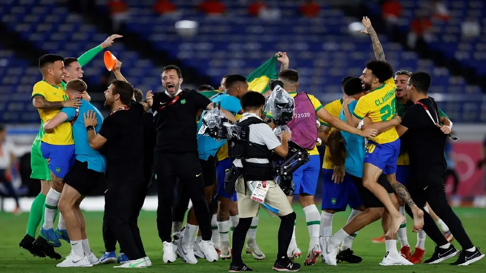 Jugadores brasile&ntilde;os festejan tras vencer a Espa&ntilde;a y lograr el bicampeonato en el f&uacute;tbol ol&iacute;mpico. EFE