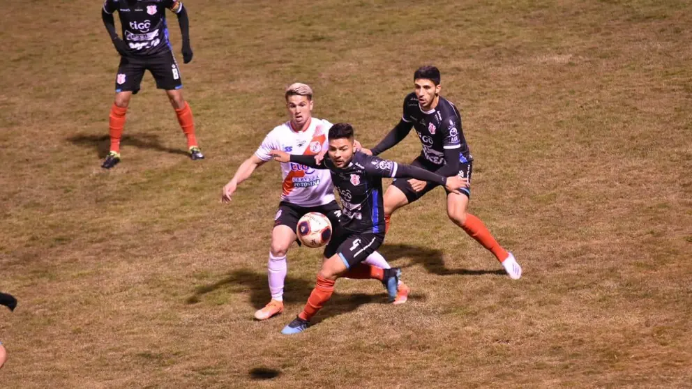 Una acción del partido que Independiente de Sucre le ganó a Nacional Potosí, como visitante, por la División Profesional. APG