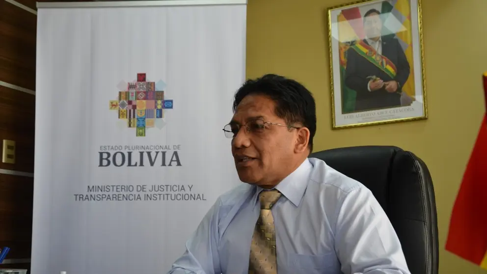 El viceministro de Defensa de los Derechos del Usuario y Consumidor, Jorge Silva, brinda una conferencia de prensa.