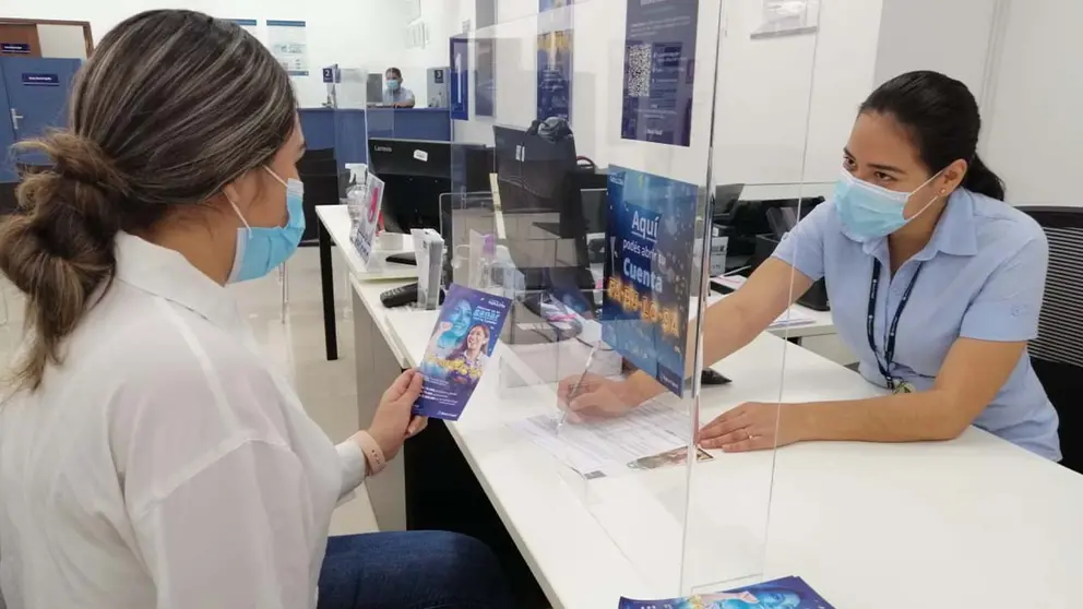 Imagen de atenci&oacute;n al cliente en Banco Fassil. Cortes&iacute;a