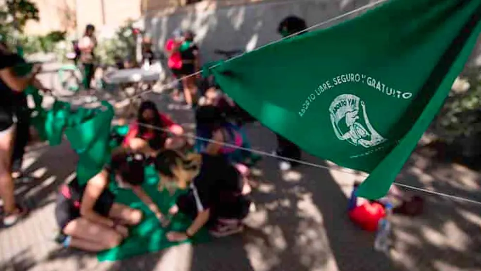 Un grupo de mujeres fue registrado, durante un "pa&ntilde;uelazo" en favor de despenalizar el aborto dentro de las primeras 14 semanas, frente a la sede central de la Universidad Cat&oacute;lica de Chile, en Santiago de Chile. EFE