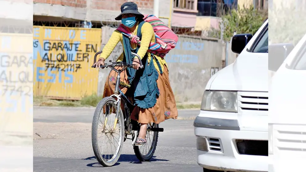 Mujer maneja bicicleta por el centro cochabambino. DICO SOLÍS