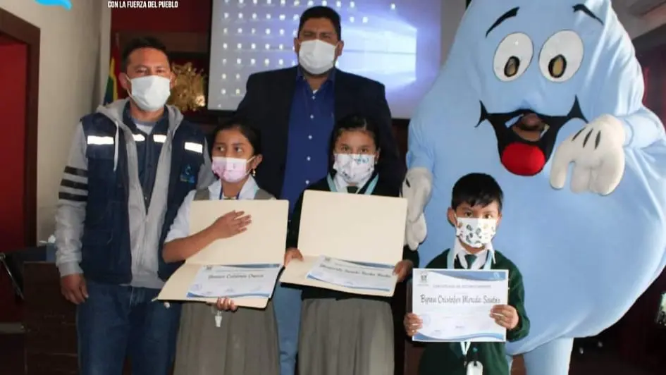 Los ni&ntilde;os reciben medallas tras presentar videos educativos. GAMQ