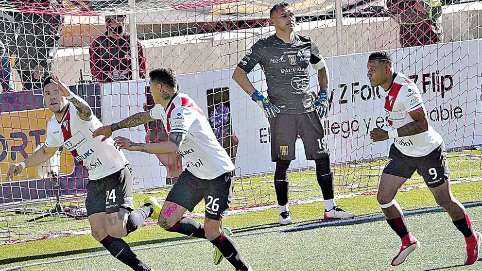 Los jugadores de Always Ready celebran el gol ante la mirada del meta Daniel Vaca. ARCHIVO APG