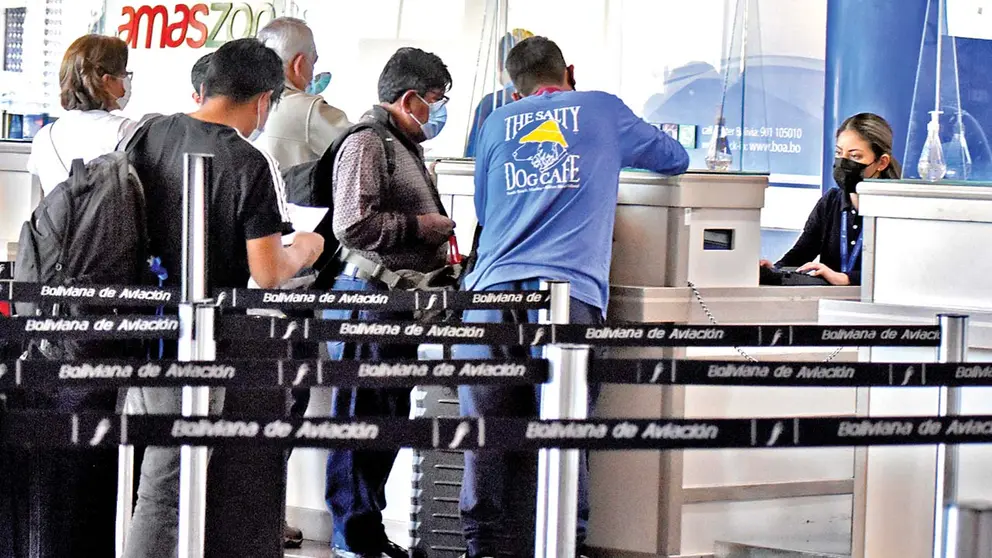 Pasajeros en el aeropuerto se registran antes de su salida. ARCHIVO