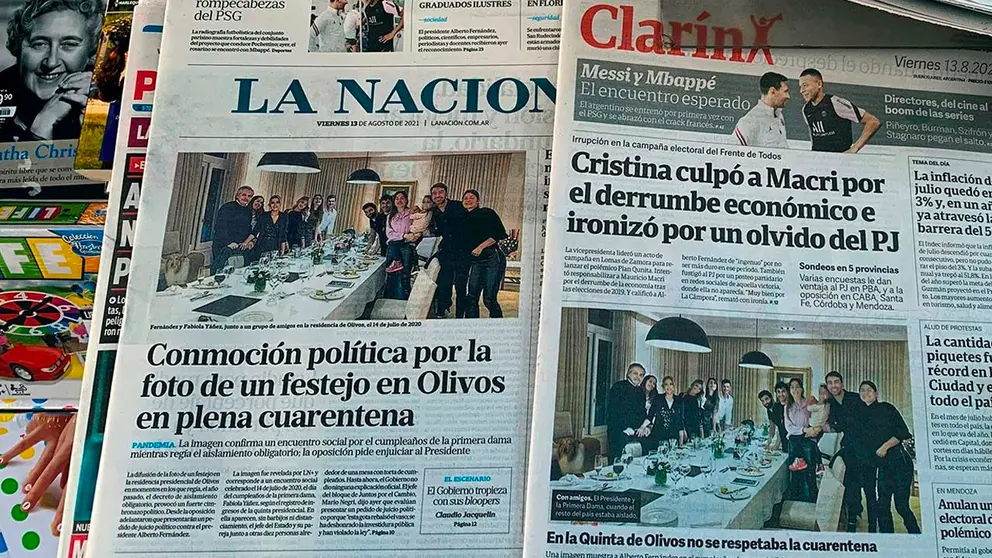 Portadas de los periódicos Clarín y La Nación en un puesto de venta del centro de la capital. La filtración de una foto de la celebración del cumpleaños de la primera dama argentina, ha desatado un escándalo. EFE