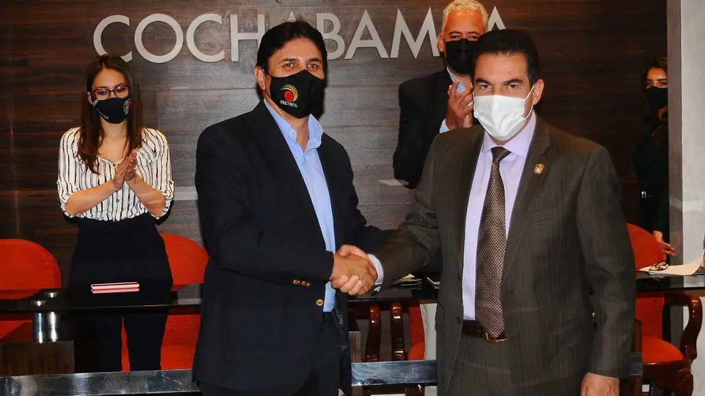 El presidente de la Feicobol, Antonio Torrico, y el alcalde Manfred Reyes Villa, este lunes. NOÉ PORTUGAL