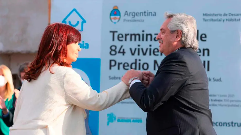 El presidente de Argentina, Alberto Fernández (d), y la vicepresidenta de Argentina, Cristina Fernández, participan en un acto hoy, en Buenos Aires (Argentina). EFE
