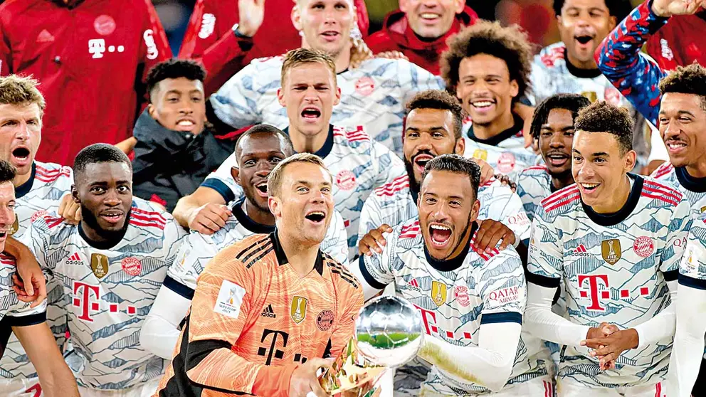 Los jugadores del Bayern Múnich festejan el título que conquistaron en la final de la Supercopa alemana. EFE