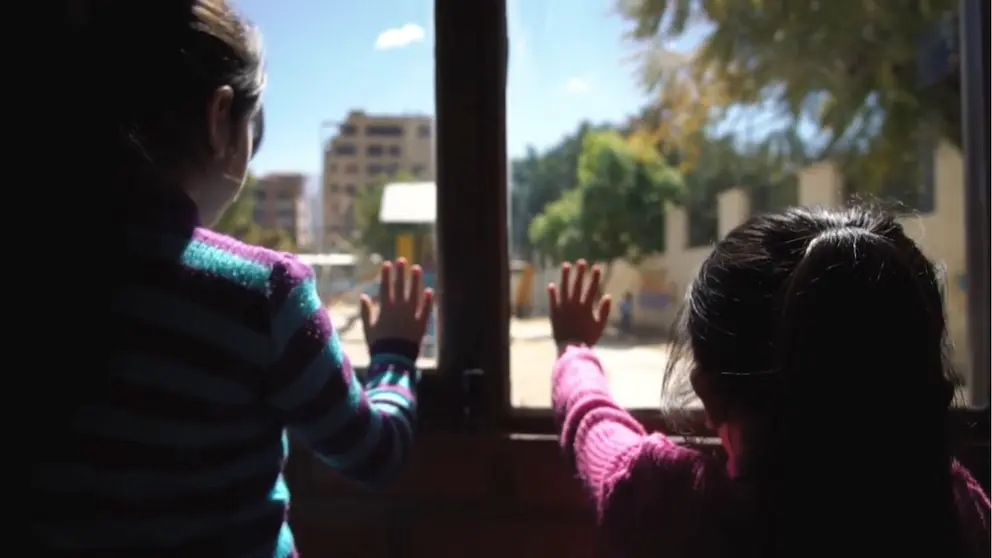 Imagen de video muestra una campa&ntilde;a de adopci&oacute;n de ni&ntilde;os en Cochabamba.