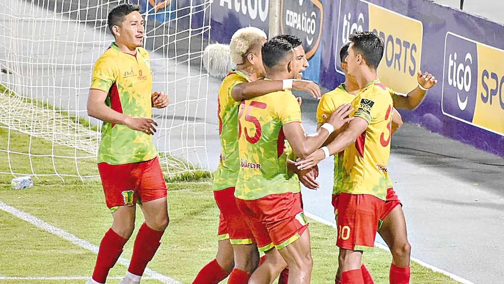 Los integrantes de Palmaflor festejan un gol.  DICO SOLÍS