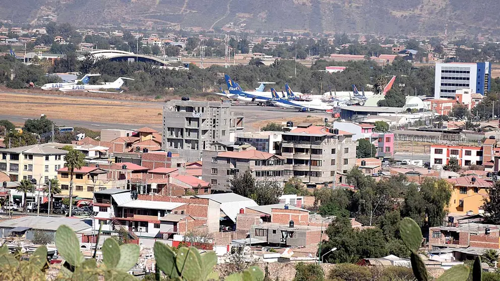 Una vista panorámica de la pista del aeropuerto Jorge Wilstermann de Cochabamba. DICO SOLÍS