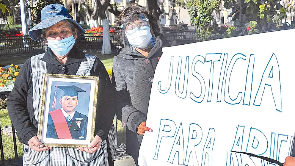 La mamá de Ariel, junto a familiares, pide justicia por el asesinato de su hijo. NOÉ PORTUGAL