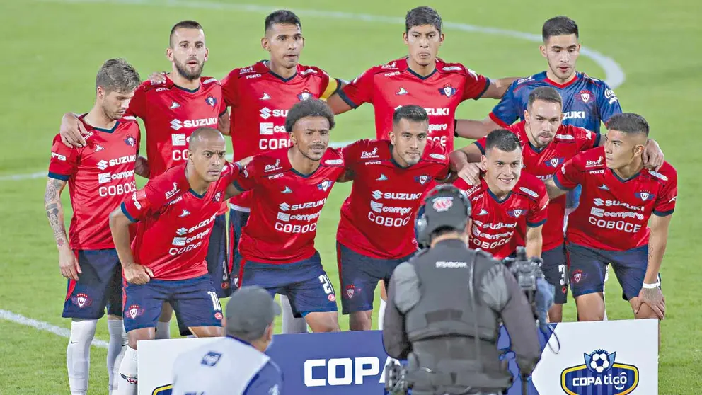 El plantel de jugadores de Wilstermann antes de un compromiso oficial del torneo Profesional. ARCHIVO