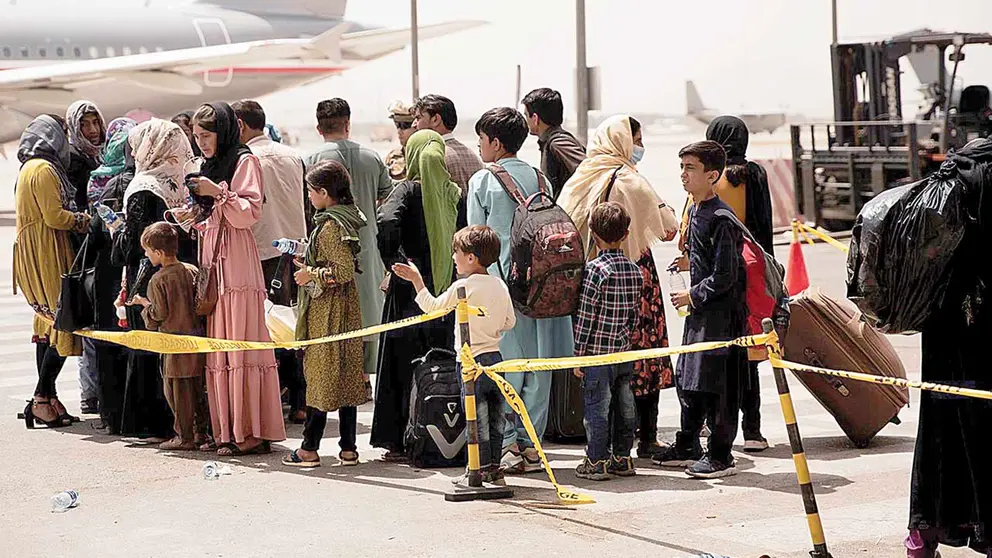 Civiles buscan entrar a un avión de evacuación en el aeropuerto de Kabul.  EFE