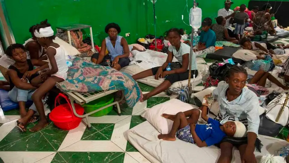 Pacientes y sus familiares permanecen en el hospital general de Les Cayes (Haití). EFE