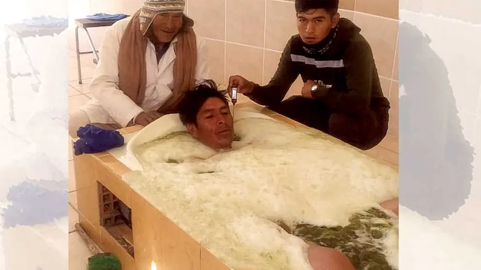 Un hombre durante un hidromasaje con hierbas  medicinales. VICTOR NINA