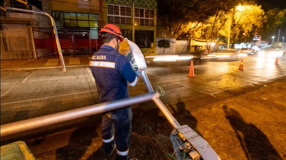 Un trabajador de Obras P&uacute;blicas realiza el cambio en el alumbrado P&uacute;blico. GAMC