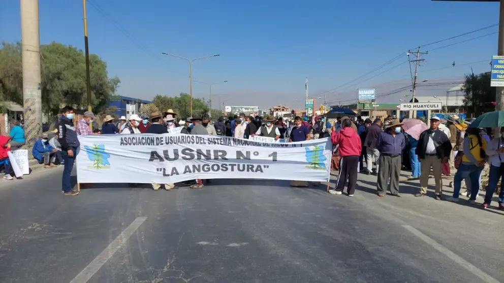 Un grupo de regantes en la avenidad Blanco Galindo.