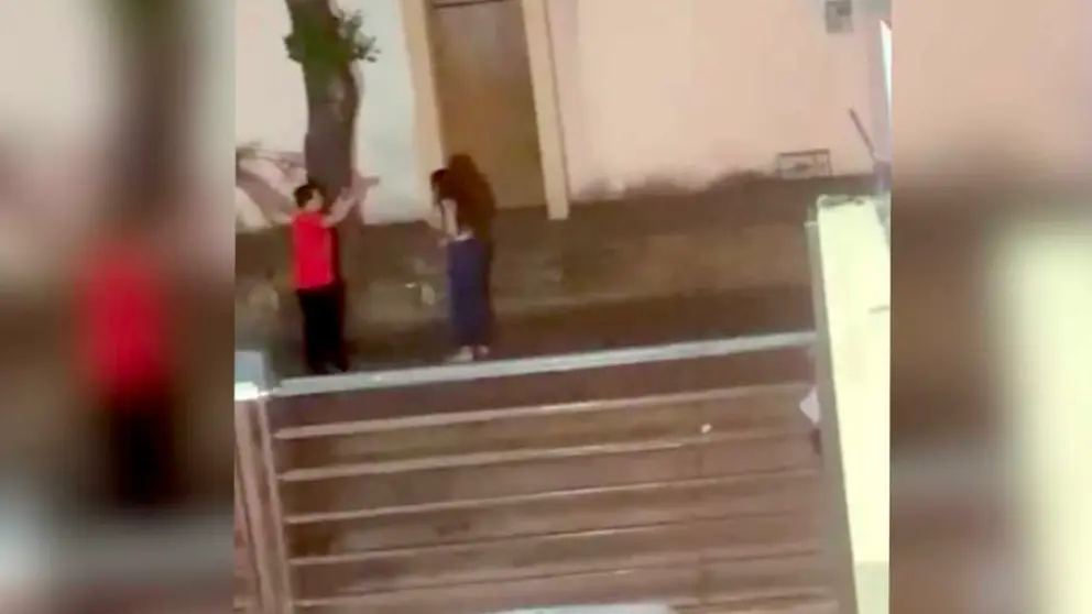 Captura de video donde se ve al exfuncionario agrediendo a su pareja en una calle de Santa Cruz. REDES SOCIALES 
