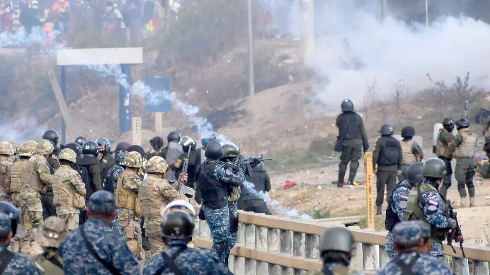 Cocaleros y uniformados en los conflictos suscitados en el puente de Huayllani, la tarde del 15 de noviembre de 2019. DICO SOLÍS