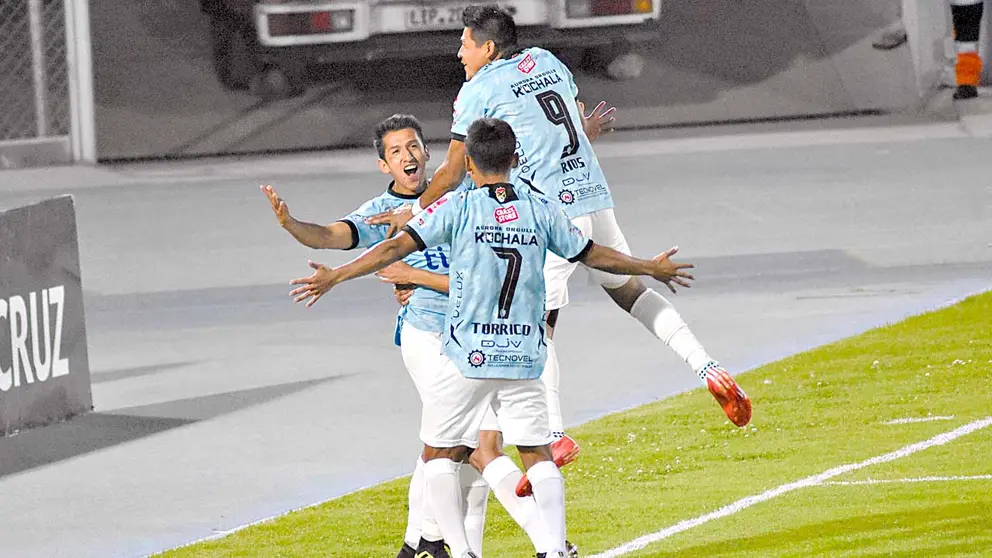 Los jugadores de Aurora celebran uno de los goles que anotaron ante Real Potosí. NOÉ PORTUGAL