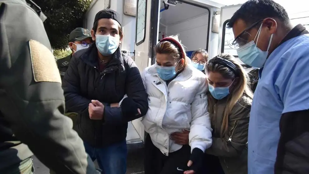 La expresidenta Jeanine &Aacute;&ntilde;ez, junto a su hijos en La Paz.