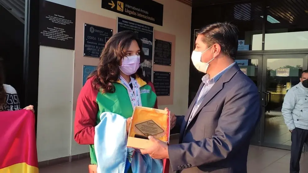 Abigail Sarabia, plata en el Panamericano de Ciclismo, llegó a Cochabamba y recibió un reconocimiento del Sedede. Prensa Sedede