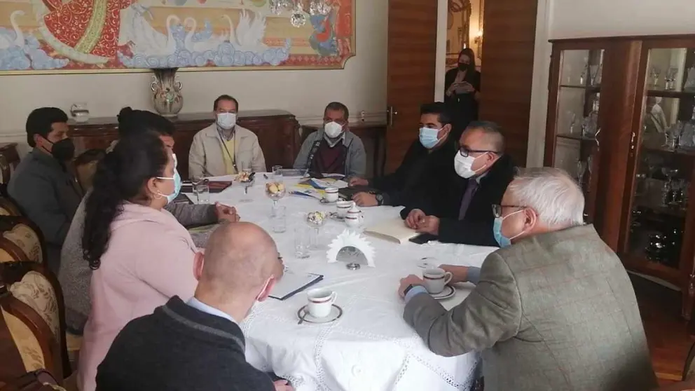 El viceministro Nelson Cox en reuni&oacute;n con autoridades y representantes del municipio de Arani. Viceministerio